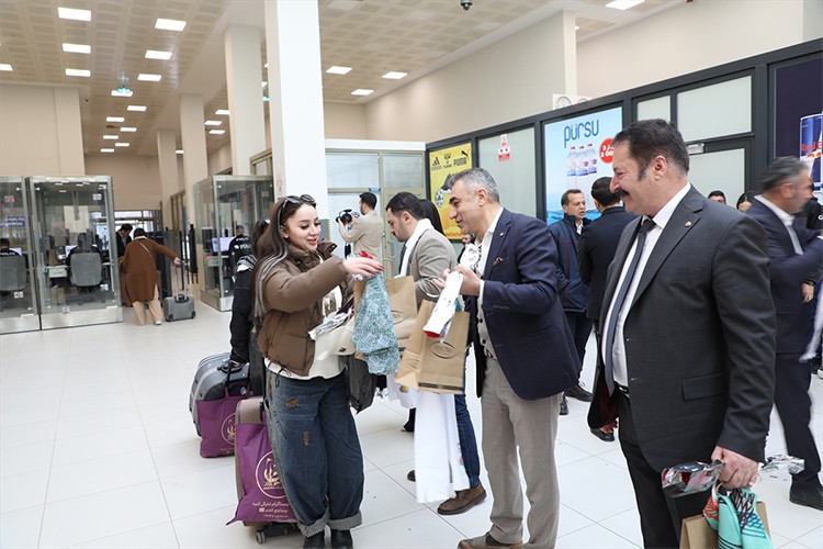 İranlı turistler Van'daki gümrük kapısında çiçeklerle karşılandı