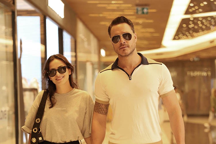 Burak Çelik el ele alışverişte