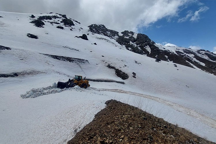 Hakkari'de ekipler karla kaplı üs bölgesi yolunu açmaya çalışıyor
