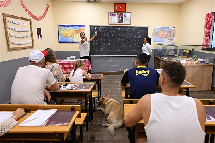 Turistler "nostalji sınıfı"nda Türk kültürünü tanıyor