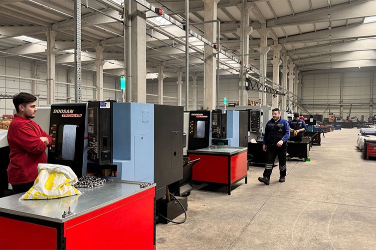 Babasından öğrendiği meslekte kendi fabrikasını kurdu