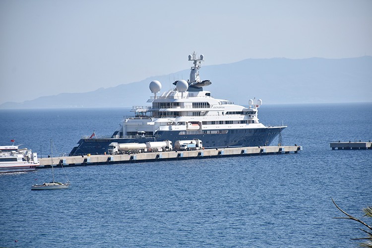 Mega yat "Octopus"a yakıt ikmali yapıldı