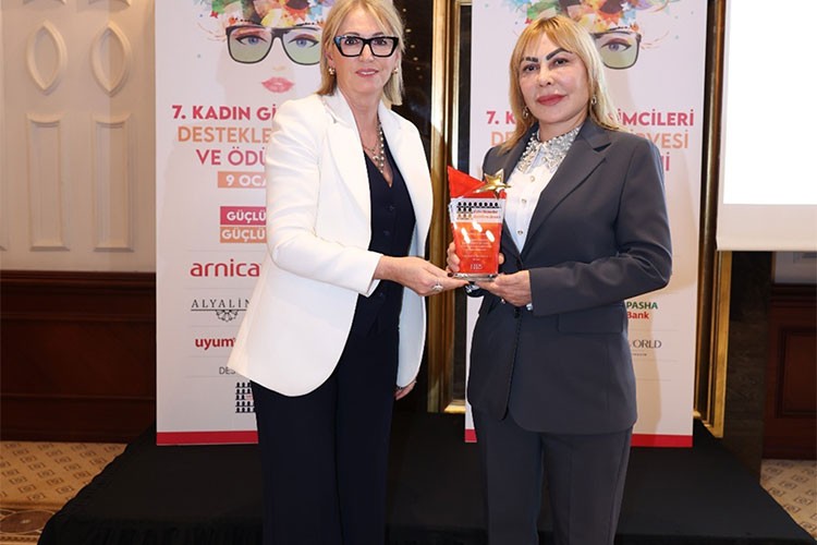 Prof. Dr. Yasemin Açık'a YAPDER'den ödül