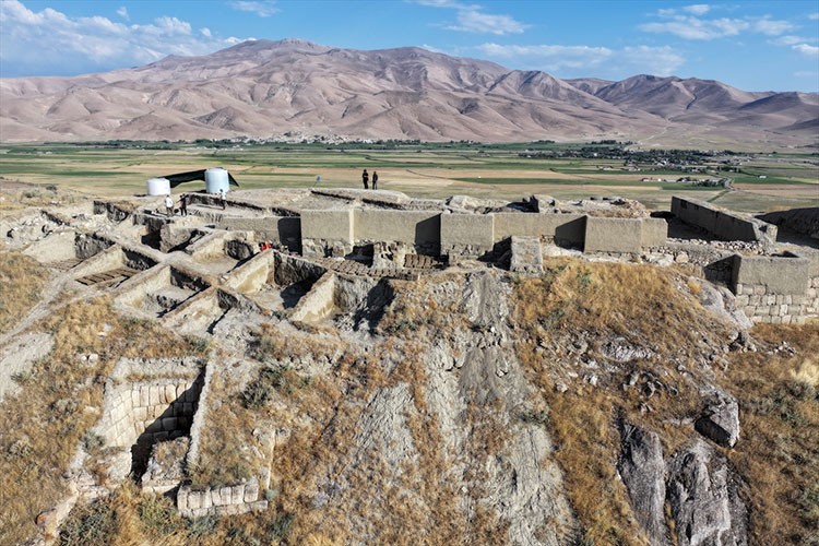 Çavuştepe Kalesi'nde yeni bir koridor bulundu