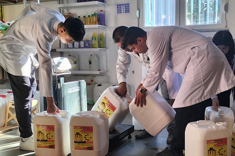 Meslek lisesi öğrencileri temizlik ürünleri üretiyor