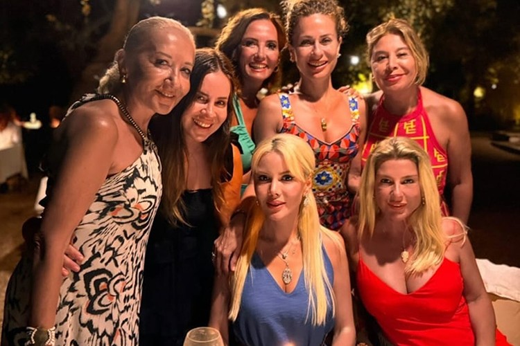 Bol pastalı doğuum günü kutlaması