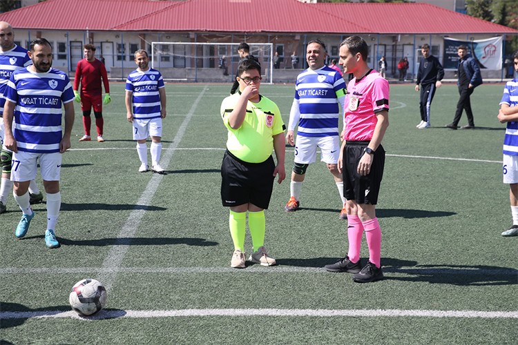 Siirt'te down sendromlu çocuklar, futbol maçını yönetti