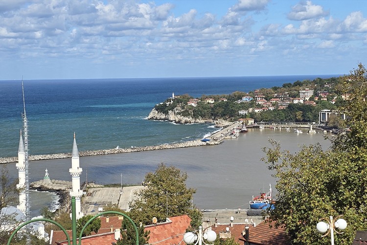 Zonguldak'ta yağışla gelen çamurlu su denizin rengini değiştirdi