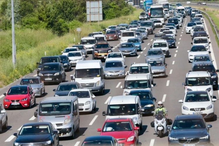Otomobilde "gri" renk "beyazı" tahtından etti