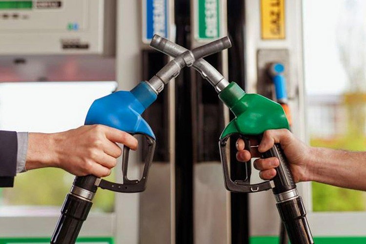 Benzin ve motorine zam geldi