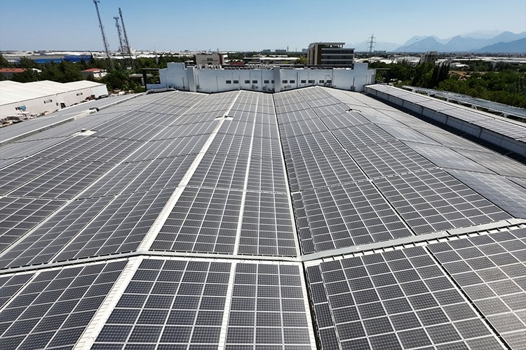 Fabrikaların çatıları güneş enerjisi sistemleriyle donatılıyor