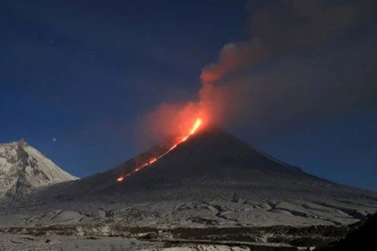 Japonya'da Şinmoe Yanardağı faaliyete geçti