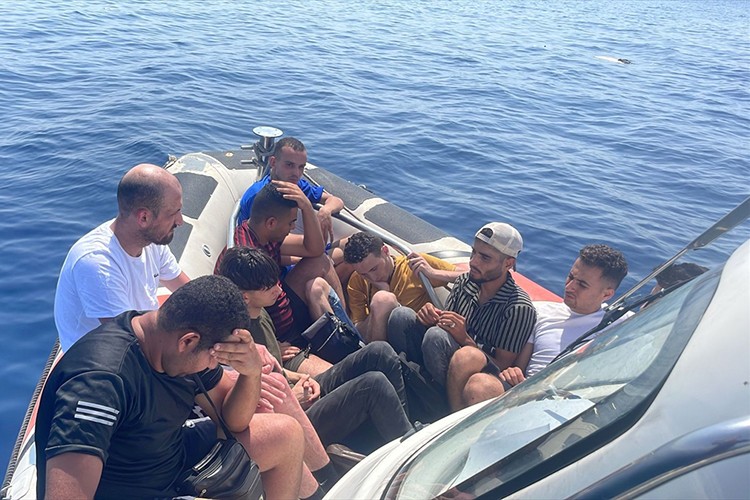 Balıkesir'de 9 düzensiz göçmen kurtarıldı