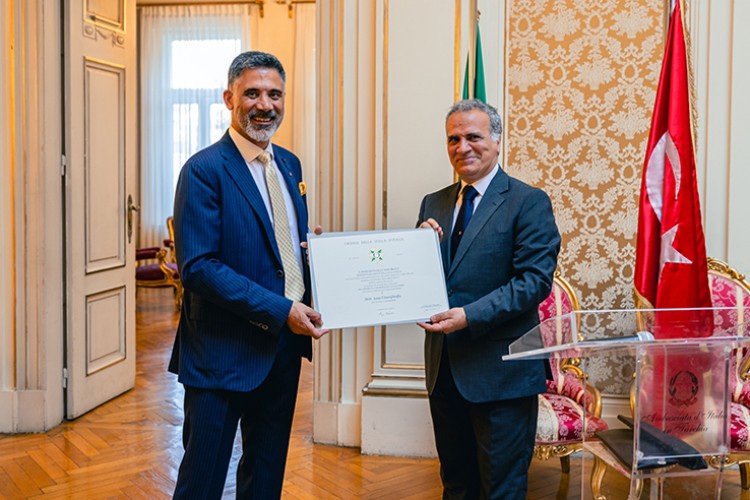 'İtalya Yıldızı Nişanı' ile ödüllendirildi