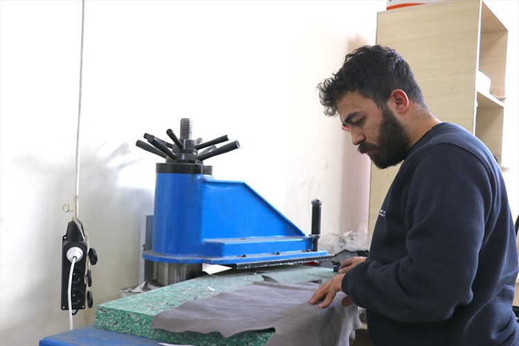 Ayakkabıcılığın püf noktalarını mezun olduğu okuldaki öğrencilere aktarıyor