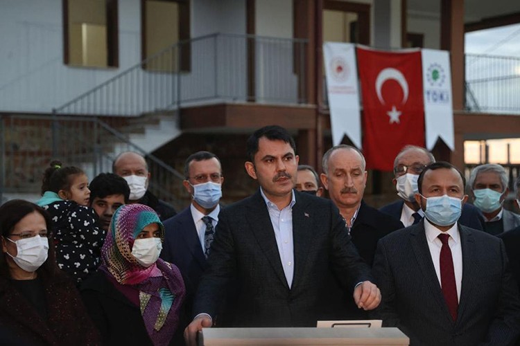 Bakan Kurum, yangınlarından en çok etkilenen Demirciler mahallesinde