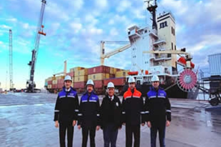 İlk konteyner gemisi rıhtıma yanaştı