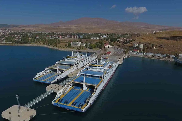 Feribotlar Van Gölü'nde ticareti canlandırdı