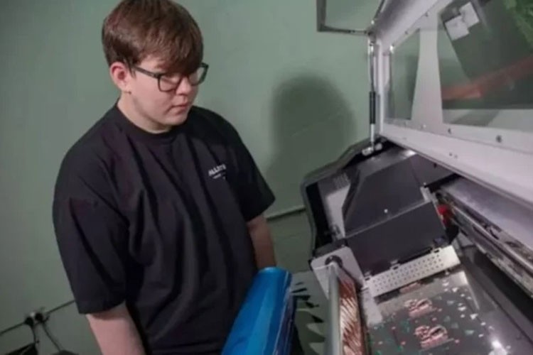 Evde kurduğu atölyeyle siparişlere yetişemiyor