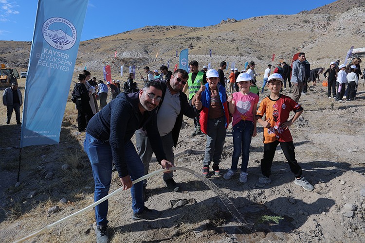 Büyükşehir'in Yeşil Vatan Seferberliği'nde 3 bin fidan daha toprakla buluştu