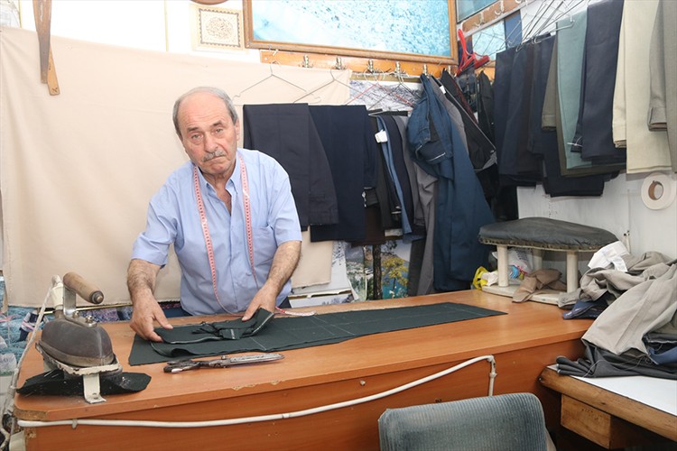 55 yıldır elinden iğne, iplik ve makası bırakmıyor