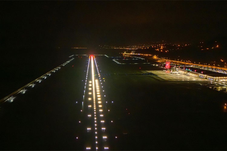 Rize-Artvin Havalimanı'nda yeni pist aydınlatma sistemi