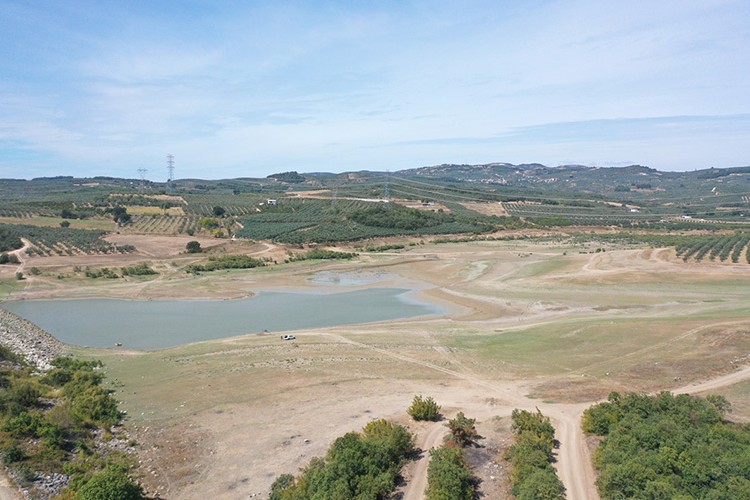 Bursa'nın arazileri sulayan göletin suyu çekildi