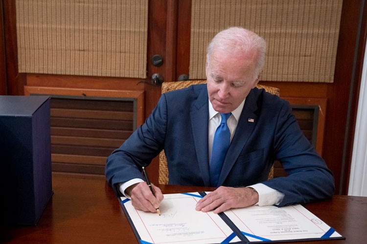 ABD'de hükümet kapanmaktan kurtuldu