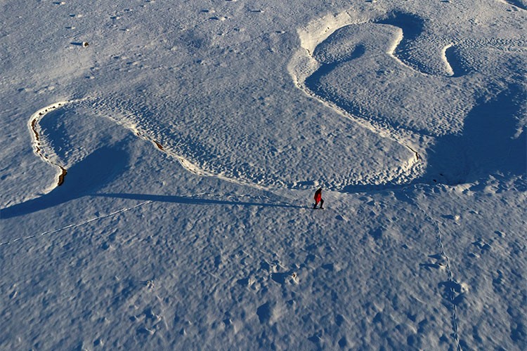 Kar altında kalan menderesler dronla görüntülendi