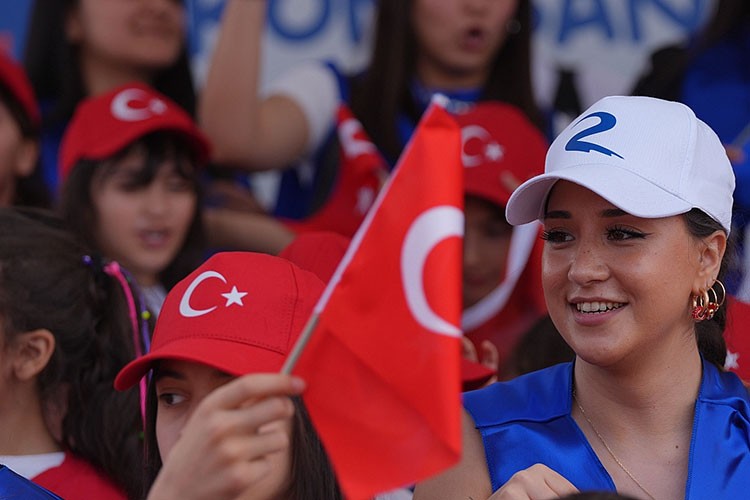 Rönesans gönüllüleri, 23 Nisan'ı deprem bölgesindeki çocuklarla kutladı