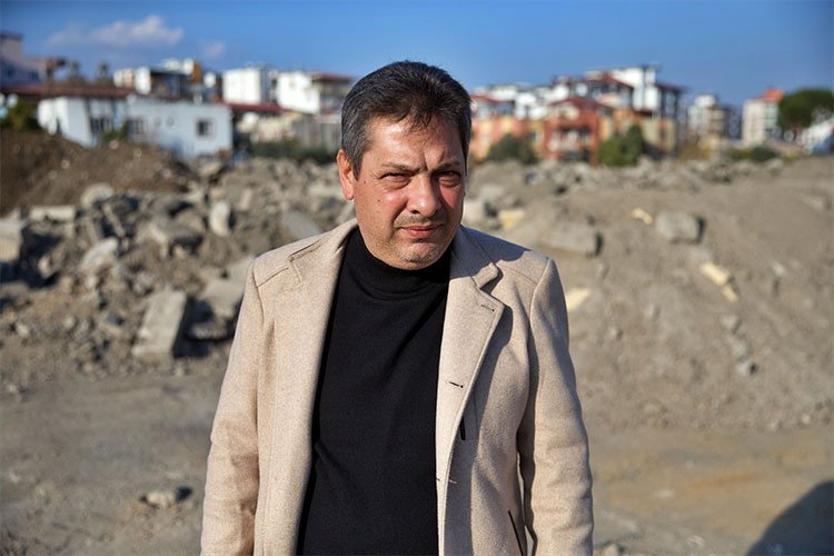 Depremzede muhtar, eski günlere dönmeyi umut ediyor