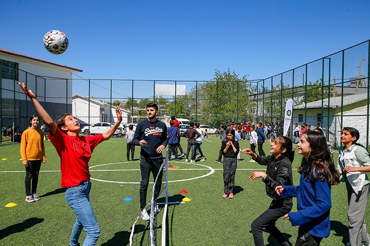Kırsaldaki çocuklar sporla buluşuyor