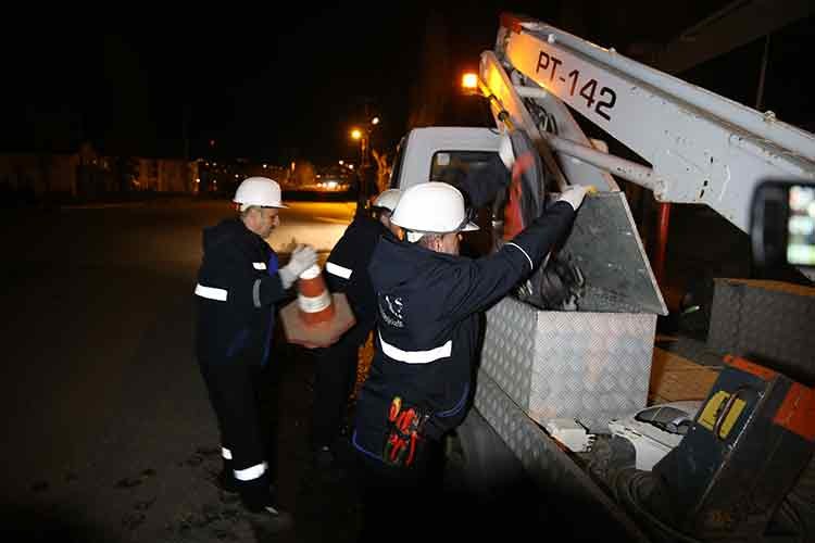 Muş'ta ekipler kesintisiz elektrik enerjisi için gece gündüz görev başında