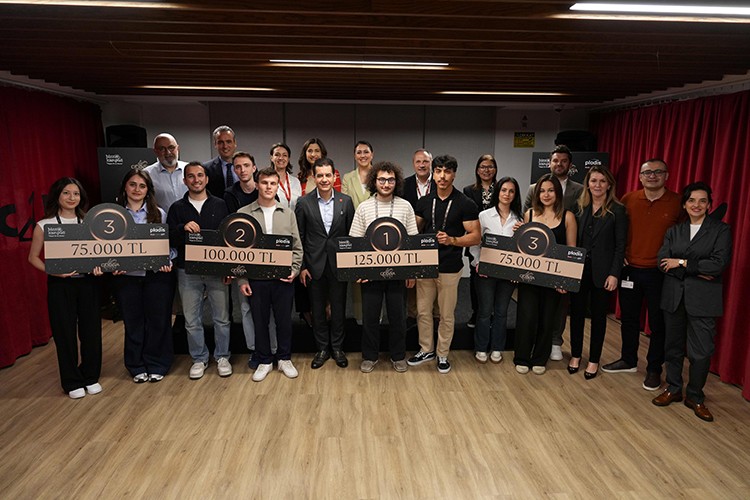 1030 takım Godiva için yarıştı