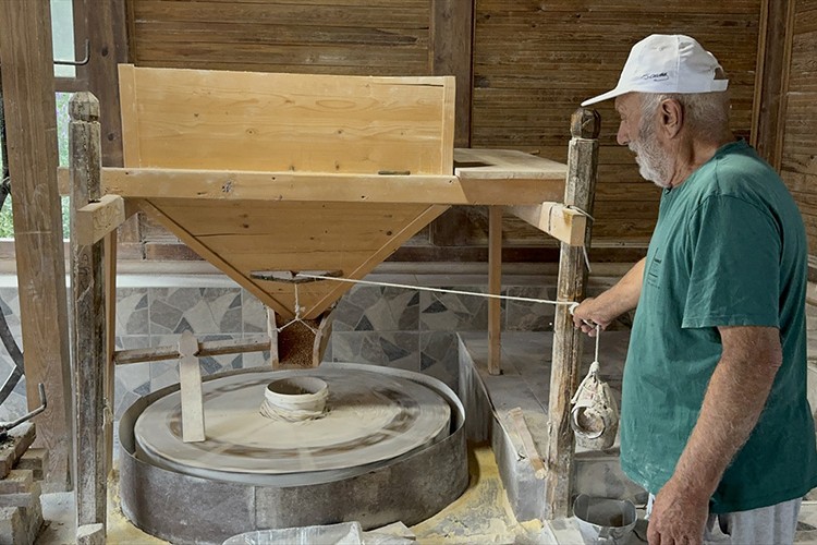 Asırlık su değirmeni ilerleyen yaşına rağmen işliyor