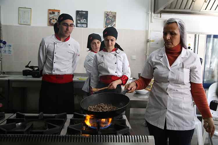 Hem eğitim aldılar hem de 17 milyon lira ciro sağladılar