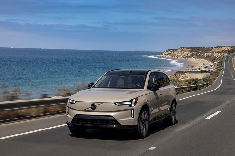 Volvo yeni XC90 ve EX90'ı tanıttı