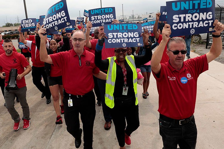 UAW, Ford ile GM'deki grevini genişletti