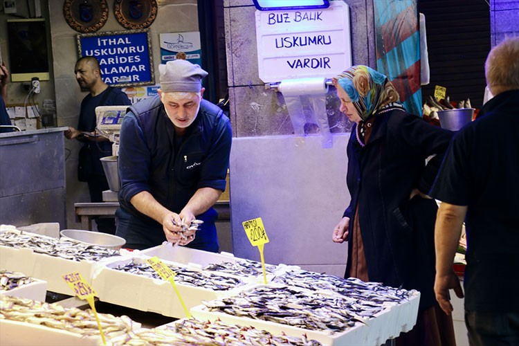 Trabzon'da hamsinin kilogramı 200 liradan satılıyor