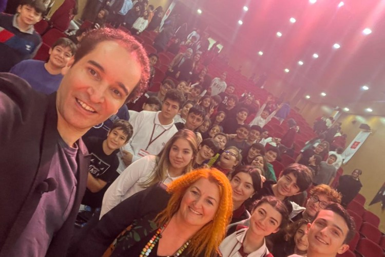 ÖĞRENCİLERİ İÇİN KENDİNİ KLONLADI