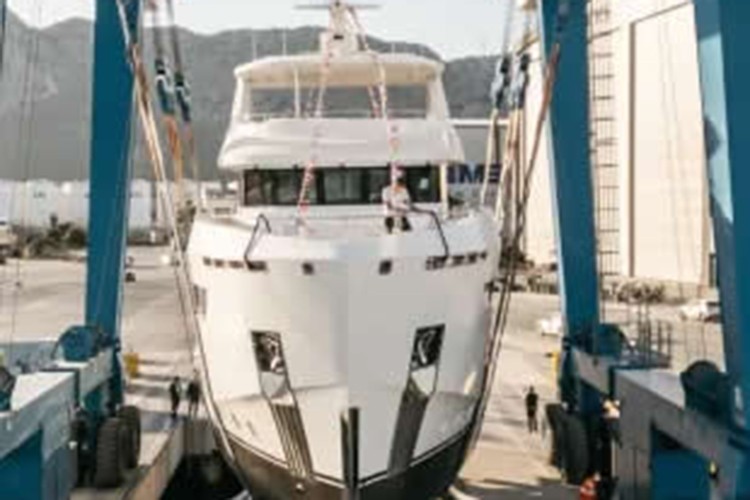 Bering Yachts yeni B88'i suya indirdi