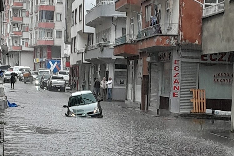 Artvin'in Hopa ilçesinde sağanak hasara yol açtı