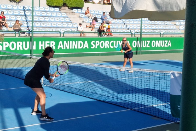 Dr. Yasemin Savaş ve Hülya Avşar'dan gösteri maçı