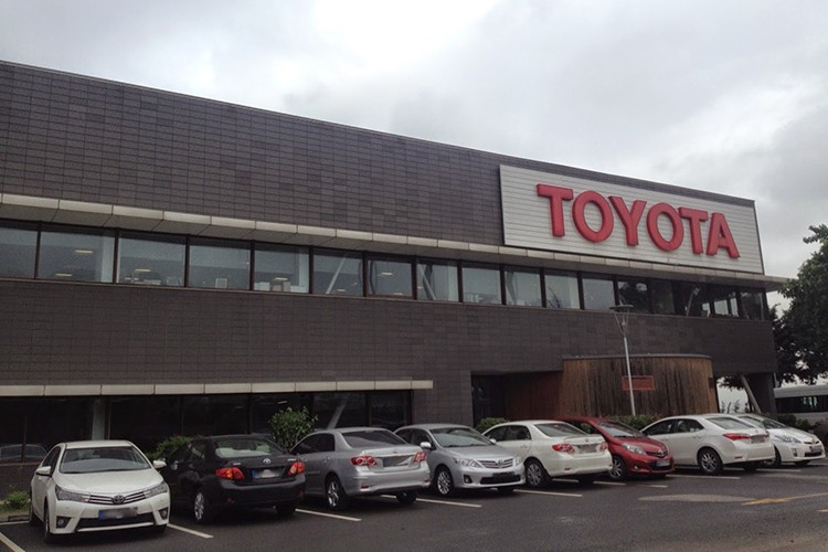 Ford birinci, Toyota ikinci