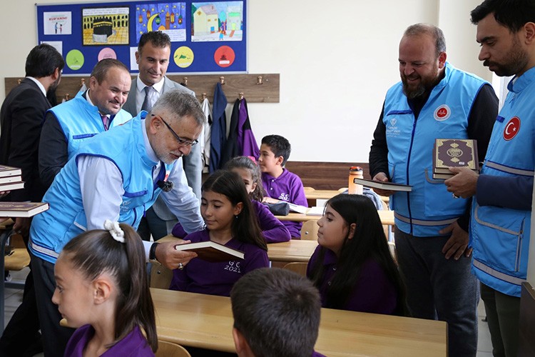 TDV öğrencilere Kur'an-ı Kerim hediye edecek