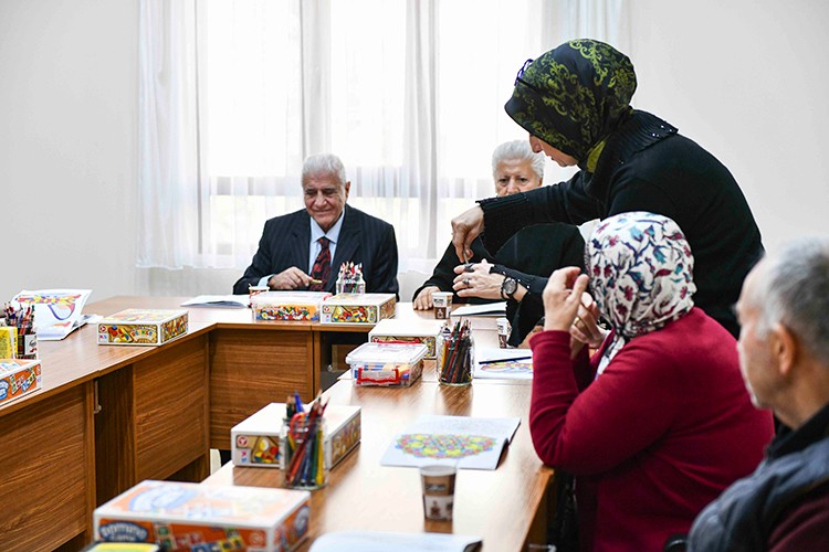 Alzheimer hastaları bu merkezde hayat buluyor