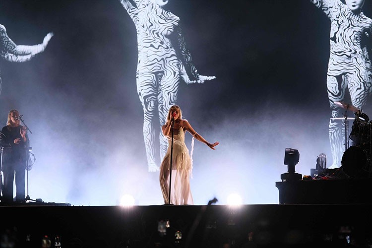 Norveçli şarkıcı Aurora, İstanbul'da konser verdi