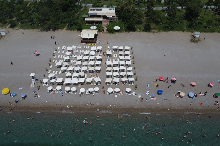 Antalya'da sıcaktan bunalanlar sahilleri doldurdu