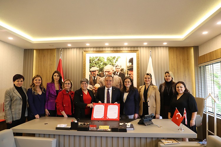 Bakan Böcek'ten dünyaya örnek imza