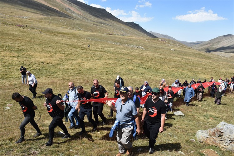 Deveboynu Yaylası'nda şehitler anısına yürüyüş